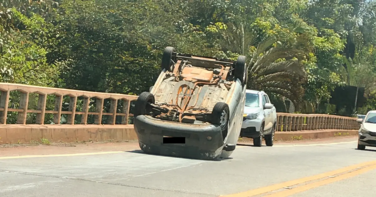 Carro capotado na BR 356 Foto enviado ao Radar dos Inconfidentes