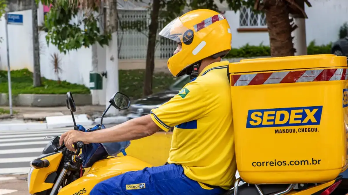 Entregador dos Correios (Crédito editorial casa.da.photo Shutterstock.com)